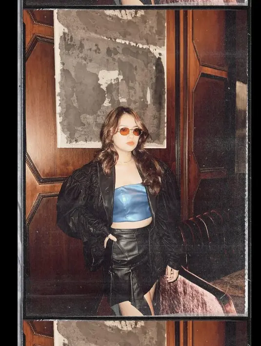 Rebecca Klopper tampil mengenakan kemben crop top biru metalik yang dipadukan outer jaket dan mini skirt hitam berbahan kulit.  (@rklopperr)