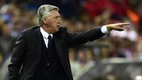 Carlo Ancelotti Memberikan Instruksi Madrid vs Atletico (Javier Soriano/AFP/Getty Images)