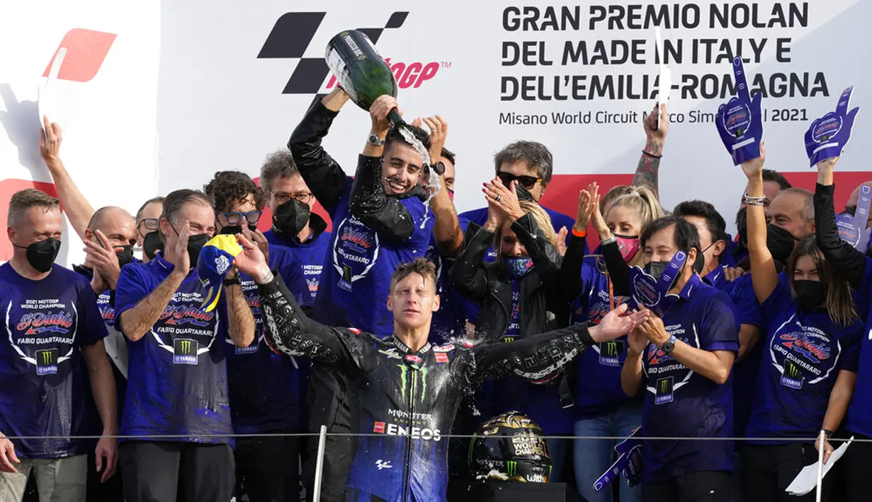 Pembalap Monster Energy Yamaha Fabio Quartararo (depan) melakukan selebrasi bersama timnya usai menyelesaikan balapan MotoGP Emilia Romagna di Sirkuit Misano, Misano Adriatico, Italia, Minggu (24/10/2021). Fabio Quartararo memastikan titel juara dunia MotoGP 2021. (AP Photo/Antonio Calanni)