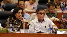 Menteri Keuangan Sri Mulyani bersama Menkumham Yasonna Laoly saat rapat kerja dengan Banggar DPR, Jakarta, Selasa (4/9). Rapat kerja membahas penyampaian pokok-pokok RUU APBN 2019 serta pembentukan Panja dan tim perumus. (Liputan6.com/JohanTallo)