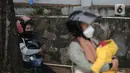 <p>Sejumlah pemudik yang menggunakan sepedah motor beristirahat di pelabuhan Merak, Banten, Sabtu (30/4/2022). Pemudik memanfaatkan kemacetan panjang untuk beristirahat sebelum menyebrang dengan kapal roro. (Liputan6.com/Angga Yuniar)</p>