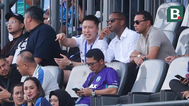Foto: Melihat Diskusi Seru Lord Athur Irawan Bersama Patrick Kluivert Saat Menyaksikan Laga Persita vs Persik di BRI Liga 1
