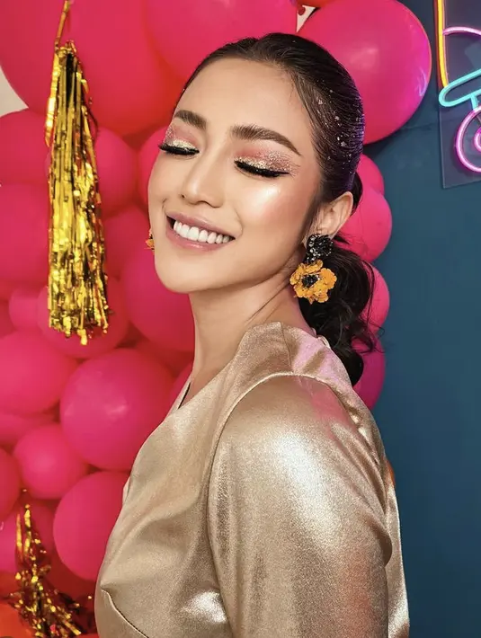 Victoria makeup memoles wajah ibu dua anak ini dengan makeup glamor. Dari eyeshadow pink dipadukan gliter sparkling, lipstik glossy pink yang serasi dengan eyeshadownya, dan alis yang tegas. @inijedar