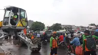 Jalan di Kampung Melayu macet akibat pembersihan sampah di Kali Ciliwung, Sabtu (8/2/2020). (Liputan6.com/Yopi Makdori)