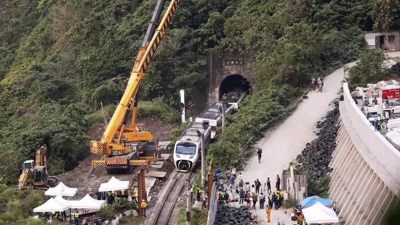 FOTO: Bertambah, Korban Tewas Akibat Kecelakaan Kereta di Taiwan Jadi 50 Orang