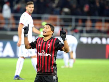 Pemain AC Milan, Carlos Bacca merayakan golnya ke gawang Cagliari pada lanjutan Serie A di San Siro stadium, Milan (8/1/2017). AC Milan menang 1-0. (EPA/Matteo Bazzi)