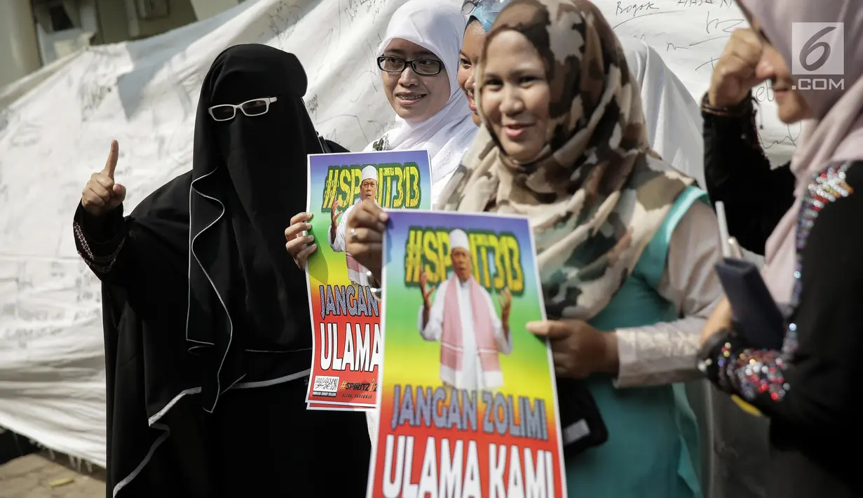 Massa alumni 212 menggelar aksi solidaritas di kantor Komnas HAM, Jakarta, Jumat (19/5). Mereka mendesak agar komisioner Komnas HAM melakukan investigasi terhadap penangkapan para ulama dan aktivis oleh rezim penguasa . (Liputan6.com/Faizal Fanani)