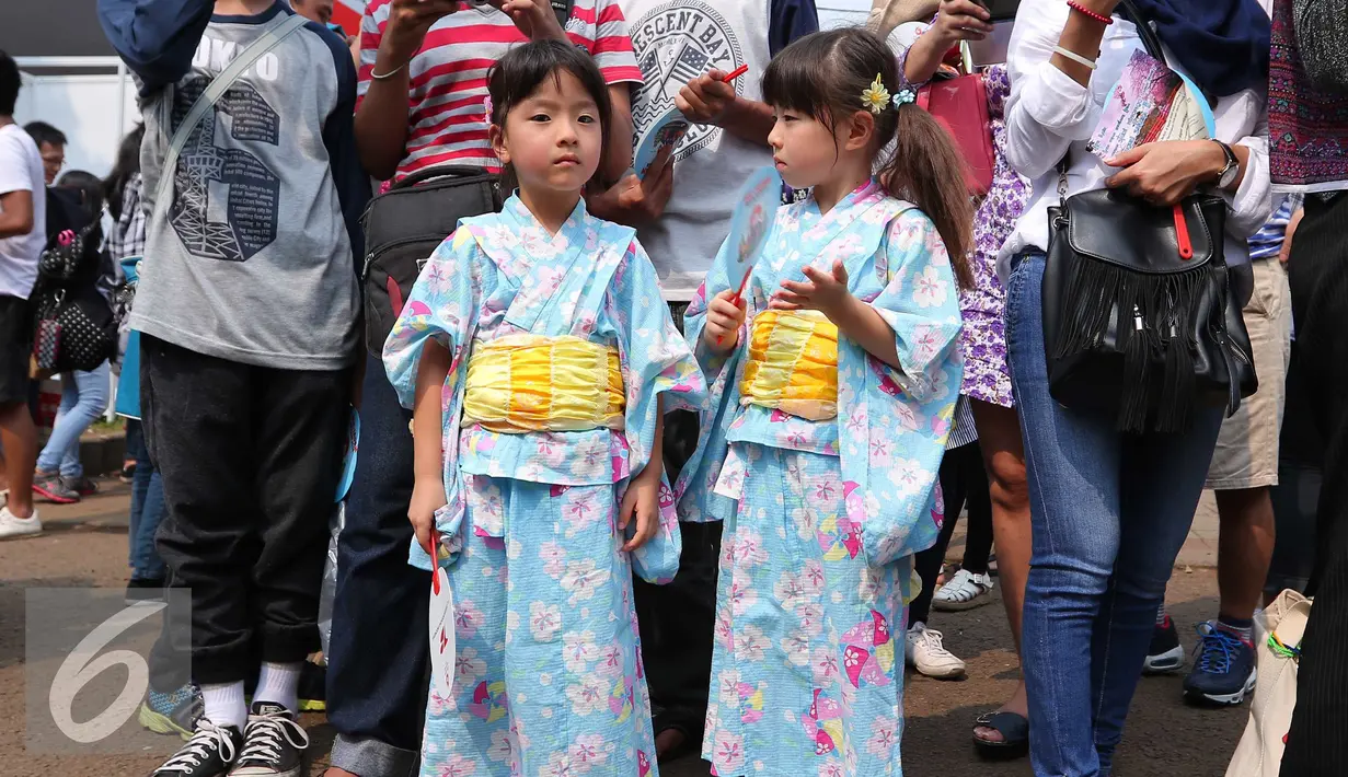 Dua anak menggunakan kimono saat menghadiri festival Jak-Japan Matsuri 2016 di Jakarta, (3/9). Kimono merupakan pakaian khas negeri sakura dan memiliki ciri khas masing-masing yang sering di gunakan oleh para wanita Jepang. (Liputan6.com/Angga Yuniar)
