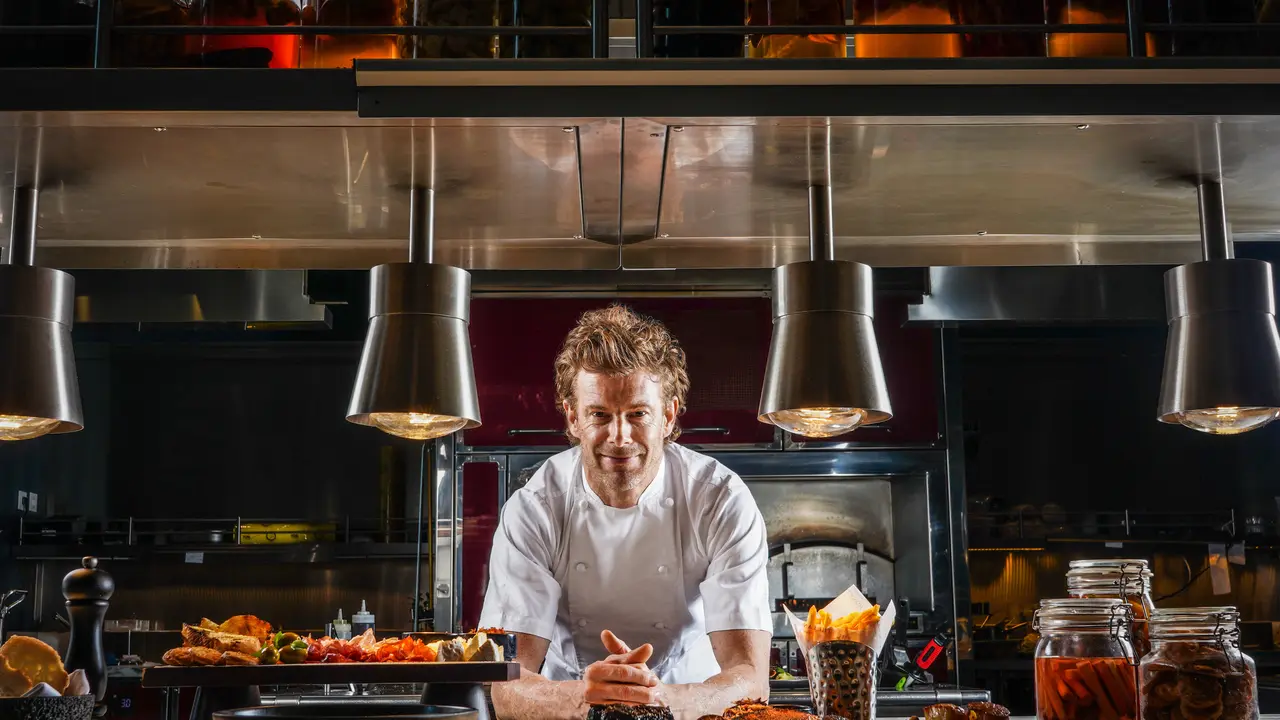 Chef Tom Aikens Persiapkan Kuliner Gastronomi Ala Eropa untuk Makan Malam Akhir Tahun Bersama Keluarga