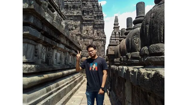 6 Gaya Santai Tutus Thomson Pemeran Yayan Yowis Ben Saat Traveling