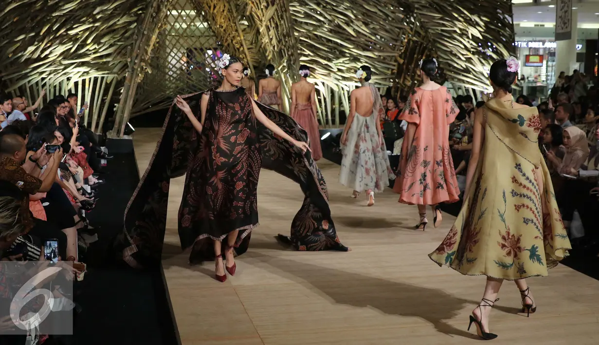 Rumah bambu sebagai latar belakang peragaan seolah menyatu dengan koleksi Edward Hutabarat yang sangat Indonesia dengan identitas batiknya, namun tetap terasa chic dan modern, Jakarta, Senin (15/8). (Liputan6.com/Herman Zakharia)