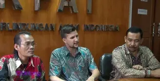 Stuart Collin baru saja lapor ke Komisi Perlindungan Anak Indonesia (KPAI) soal hak asuh anak antara dirinya dan Risty Tagor. Stuart mengaku inginkan hak asuh anak 50:50.
