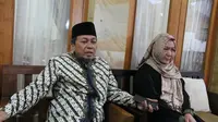 Mustofa Aqiel Siradj menantu almadrhum Maimoen Zubair mendampingi sang istri Shobihah Maimoen Zubair memberikan keterangan pers. Foto (Liputan6.com / Panji Prayitno)