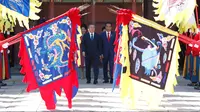 Presiden Joko Widodo (JokowI) dan Presiden Korea Selatan Moon Jae-in memeriksa penjaga kehormatan saat upacara penyambutan di Istana Changdeokgung, Seoul, Senin (10/9). Jokowi direncanakan akan berada di Seoul selama tiga hari (Jeon Heon-kyun/Pool via AP)