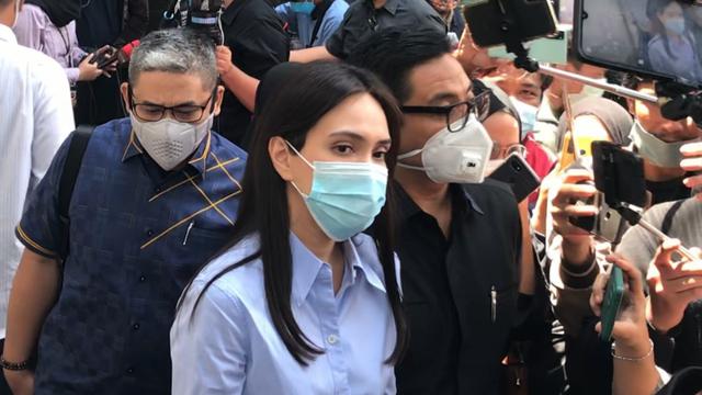 Shandy Aulia bersama kuasa hukunya Sandy Arifin saat menjalani pemeriksaan di Mapolda Metro Jaya