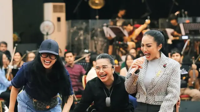 Gaya Kompak Tiga Diva Krisdayanti, Ruth Sahanaya, dan Titi DJ  di Satu Panggung, Tampil Energik di Usia 50an