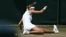 Kristina Mladenovic terjatuh saat gagal menjaga keseimbangan melawan Alison Riske pada hari keempat tunggal putri di Wimbledon Tennis Championships 2017, London , (6/7/2017). (AP/Alastair Grant)