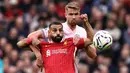 Pemain Liverpool, Mohamed Salah berebut bola dengan pemain Brentford, Kristoffer Ajer pada laga lanjutan Liga Inggris 2024/2025 di Anfield, Liverpool, Inggris, Minggu (25/08/2024) malam WIB. (AFP/Darren Stapless)