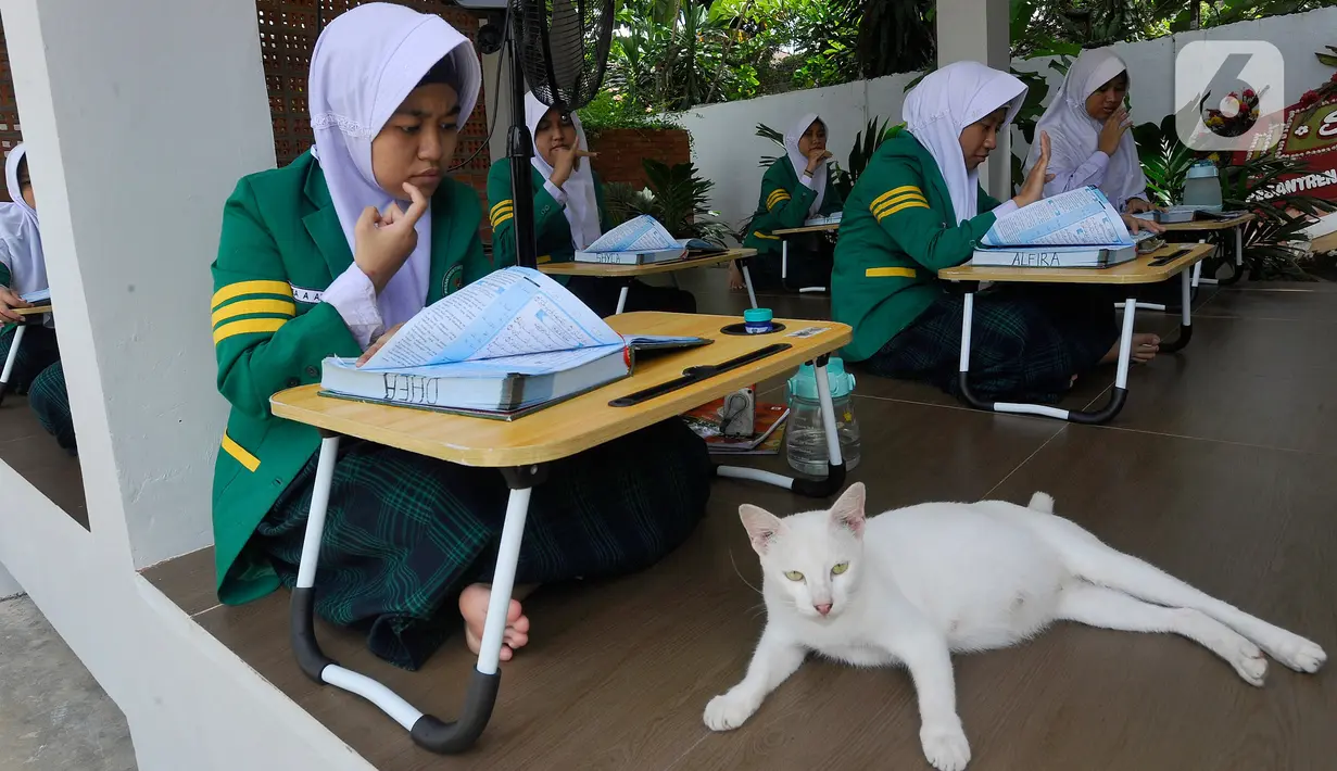 Santriwati penyandang tuna rungu menghafal Al-Qur'an di Pesantren Tahfiz Difabel di Jalan Manunggal Jaya, Lebak Bulus, Jakarta Selatan, Senin (24/10/2022). Pondok Pesantren yang merupakan salah satu program untuk disabilitas dan diinisiasi oleh Baznas (Bazis) Provinsi DKI Jakarta diperuntukkan untuk tuna rungu secara gratis dan baru berjalan 3 bulan saat ini menampung 9 santriwati. (merdeka.com/Arie Basuki)