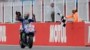 Pembalap Movistar Yamaha, Maverick Vinales melakukan selebrasi di atas motornya setelah finis pertama pada balapan MotoGP Argentina di Sirkuit Termas de Rio Hondo, Minggu (9/4). (AP Photo/Nicolas Aguilera)