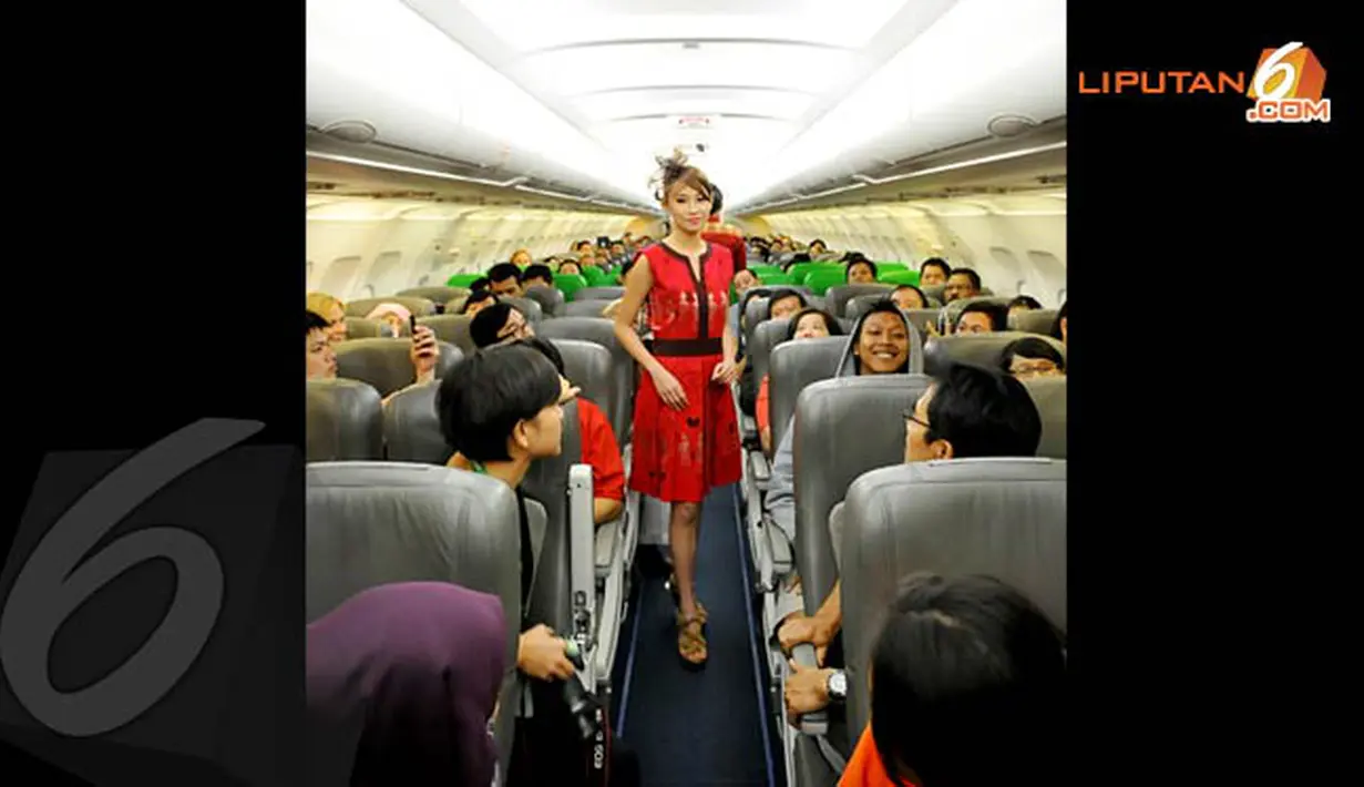 Sejumlah penumpang yang sebelumnya tak tahu ada fashion show bertema "Hightitude, Fashion in Motion" ini, terpukau menyaksikan peragaan busana dalam rangka hari batik nasional. (Liputan6.com/Danu Baharuddin)