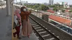 Penumpang berswafoto sambil menunggu kedatangan KRL Commuter Line di Stasiun Manggarai, Jakarta, Minggu (26/9/2021). Jalur layang (elevated track) KRL Bogor Line di Stasiun Manggarai yang terdiri dari empat peron bagi penumpang kereta relasi tujuan Jakarta-Bogor. (Liputan6.com/Herman Zakharia)