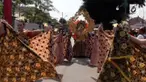 Peringatan hari batik nasional di Banyumas, Jawa Tengah Selasa siang (02/10) diwarnai pertunjukan tari dan musik tradisional. Peserta yang mencapai ribuan orang ini kemudian dilanjutkan dengan pawai keliling kota.