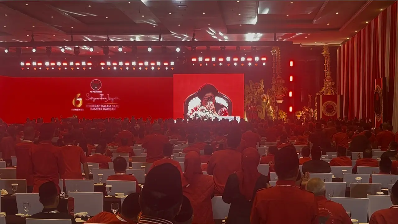 Megawati Soekarnoputri menangis bertemu Hasto Kristiyanto di Kongres PDIP