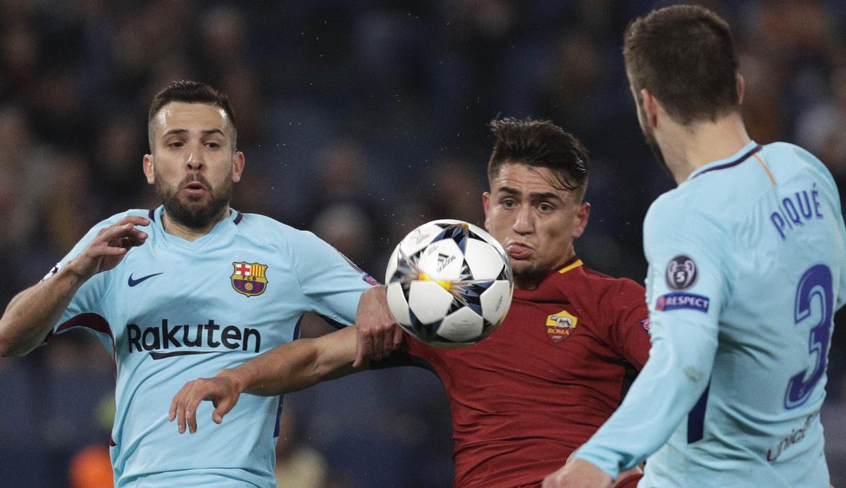 Penyerang AS Roma, Cengiz Under, berebut bola dengan bek Barcelona, Jordi Alba dan Gerard Pique, pada laga leg kedua perempat final Liga Champions, di Stadion Olimpico, Selasa (10/4/2018). AS Roma menang 3-0 atas Barcelona. (AP/Gregorio Borgia)