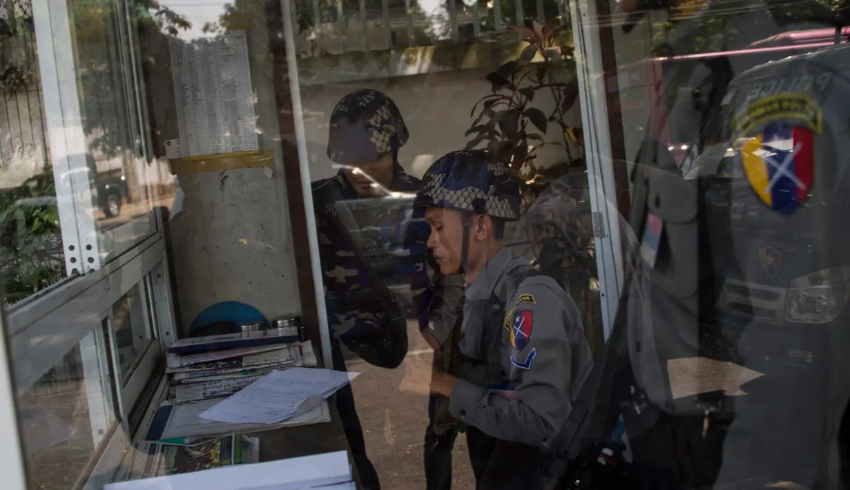 Polisi bertugas di pos keamanan rumah pemimpin Myanmar, Aung San Suu Kyi setelah dilempar bom Molotov di pinggir danau di Yangon, Kamis (1/2). Juru bicara pemerintah Myanmar tidak ingin bespekulasi mengenai motif di balik serangan ini. (YE AUNG THU/AFP)