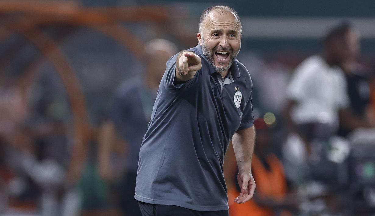 Pelatih Aljazair, Djamel Belmadi dipecat setelah timnya gagal lolos ke babak 16 besar setelah hanya menghuni peringkat ke-4 Grup D, kalah bersaing dengan Angola, Burkina Faso dan Mauritania. Kegagalan ini juga menjadi back to back baginya yang juga membawa Tanzania finis sebagai juru kunci pada Piala Afrika edisi sebelumnya pada 2021. (AFP/Kenzo Tribouillard)
