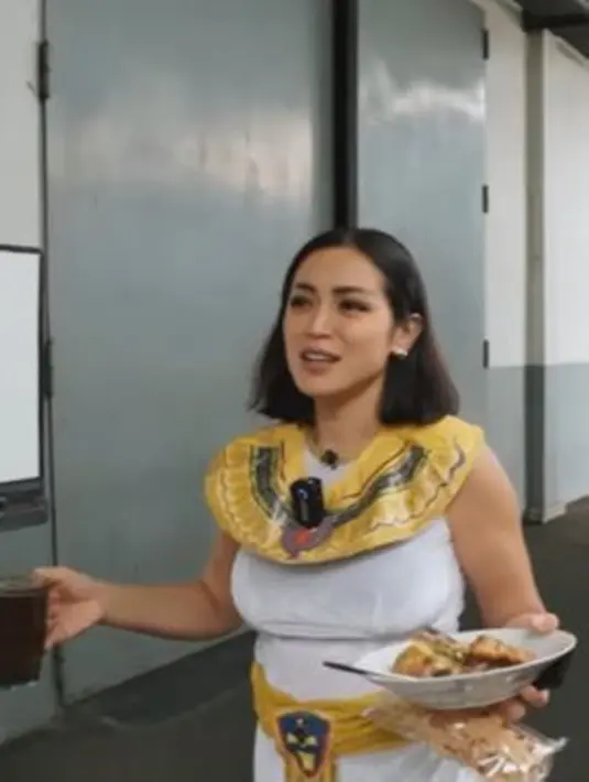 Jessica Iskandari dari sebelumnya memang ingin makan makanan warteg, namun selalu tidak jadi. Akhirnya keinginannya ini dapat terwujud meski tak makan bersama sang suami, Vincent Verhaag. (Liputan6.com/YouTube/Jessica iskandar)