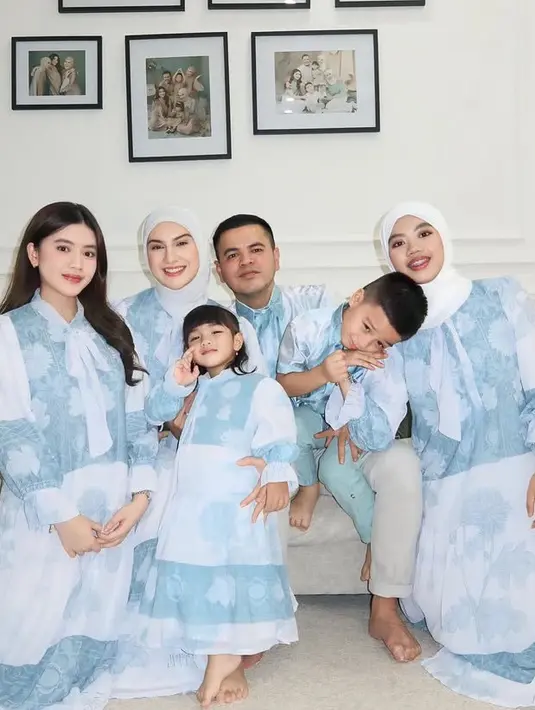 Irish Bella dan Haldy Sabri menggelar akad nikah pada 19 Oktober 2024, di lebaran pertama mereka sebagai suami istri, mereka mengenakan pakaian serba biru. [@_irishbella_]