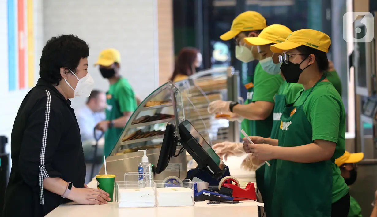 Pengunjung memesan makanan di restoran Subway di arae Lippo Village Karawaci, Tangerang, Senin (29/11/2021). Jaringan restoran Subway yang dikelola oleh PT Map Boga Adiperkasa Tbk akan beroperasi setiap hari di Citiwalk Elvee dengan konsep F&B outdoor. (Liputan6.com/Fery Pradolo)