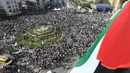 Selama aksi unjuk rasa, para warga Aljazair mengibar-ngibarkan bendera Palestina. (AP Photo/Hassene Dridi)