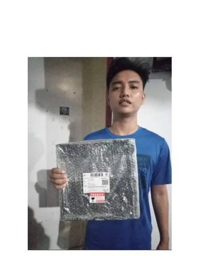 6 Pose Kocak Cowok Terima Paket, Kurir Jadi Geleng Kepala