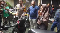 Kapolres Sukabumi Kota AKBP Ari Setyawan Wibowo saat mengungkap kasus curanmor dan mengembalikan kendaraan kepada pemilik (Liputan6.com/Fira Syahrin).