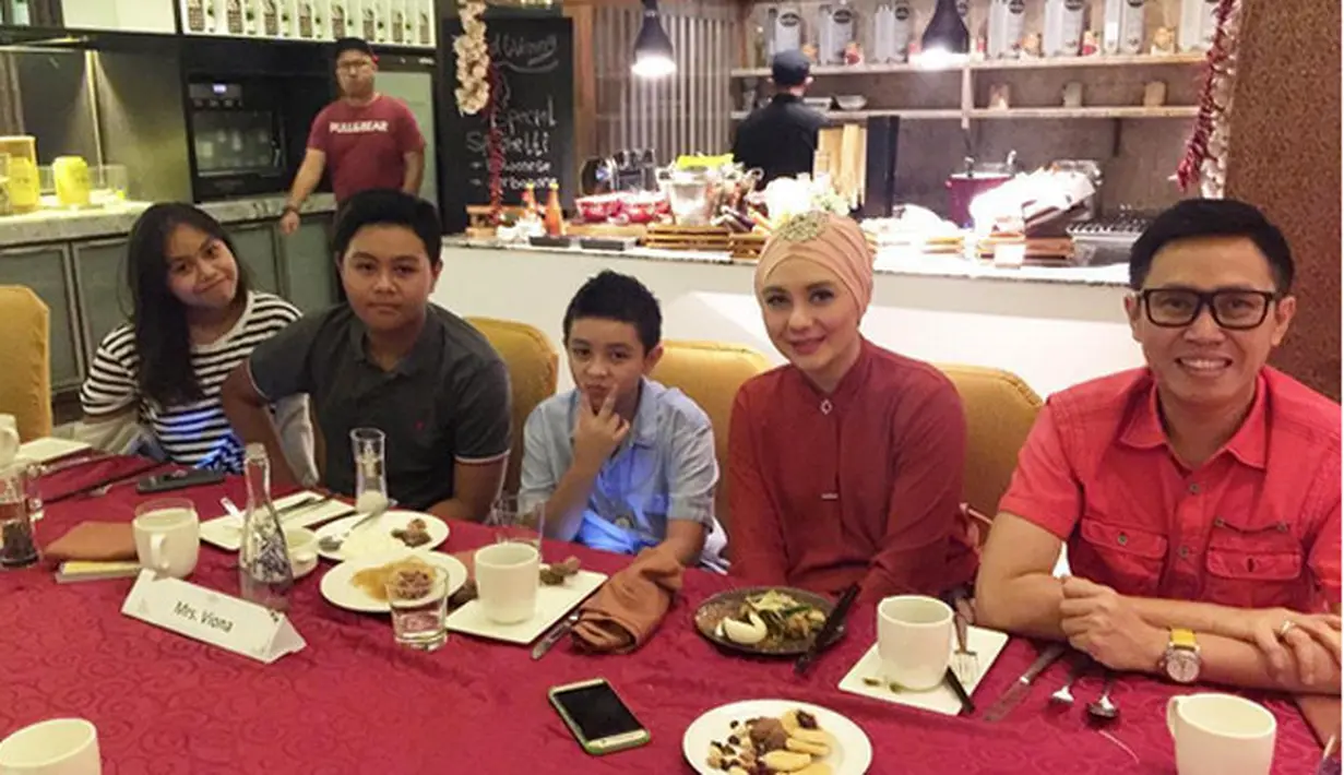 Rumah tangga Eko Hendro Purnomo alias Eko Patrio bersama Viona Rosalina telah berusia 16 tahun. Dari buah cinta keduanya, dikaruniai tiga orang anak, Cannavaro Adrevi Putra Purnomo, Syawal Adrevi Putra Purnomo, dan Nayla Ayu Adrevi Putri Purnomo. 