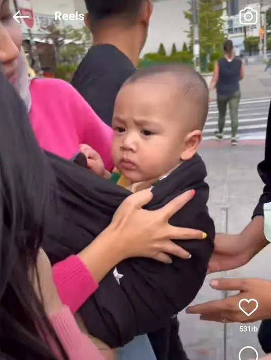 Rayyanza jadi idola baru di Indonesia. Meskipun masih baby, pesonanya luar biasa. Tak heran kedatangannya di New York sangat dinanti. (Instagram.com/raffinagita1717)