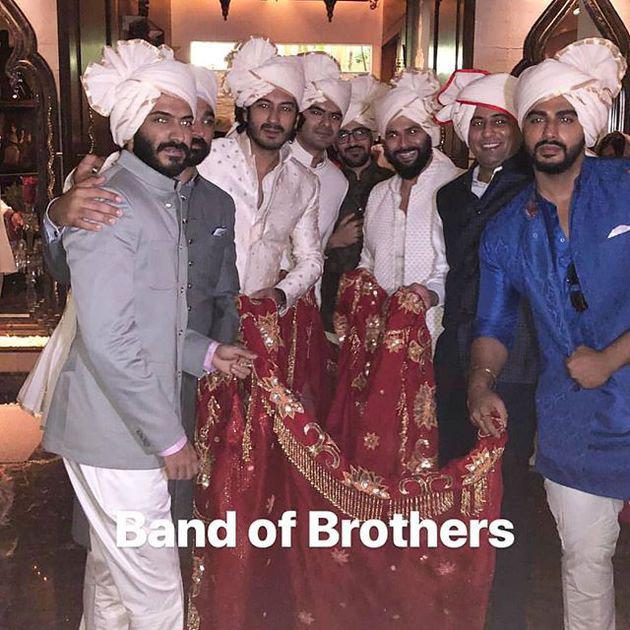 Inilah para saudara pria Sonam yang berkumpul membantu prosesi acara pernikahan sang aktris./copyright  instagram.com/namratasoni
