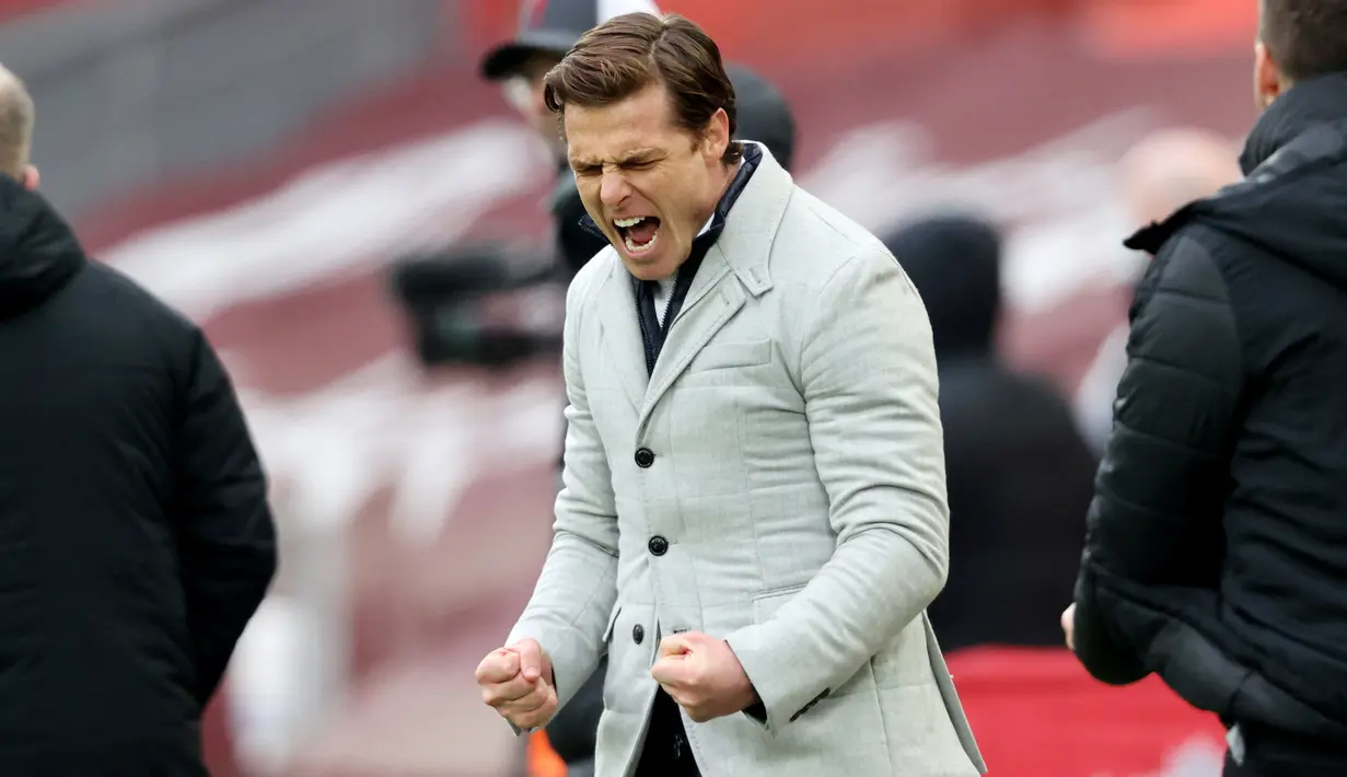 Pelatih Fulham, Scott Parker, melakukan selebrasi usai anak asuhnya berhasil menaklukkan Liverpool pada laga Liga Inggris di Stadion Anfield, Minggu (7/3/2021). Fulham menang dengan skor 0-1. (Clive Brunskill/Pool/AFP)