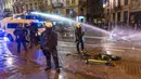 Polisi antihuru-hara berdiri di jalan utama di Brussel, Belgia, 27 November 2022. Polisi harus menutup sebagian pusat Kota Brussel dan bergerak dengan meriam air serta gas air mata untuk membubarkan massa menyusul kerusuhan selama dan setelah Maroko menang 2-0 atas Belgia di Piala Dunia 2022. (AP Photo/Geert Vanden Wijngaert)