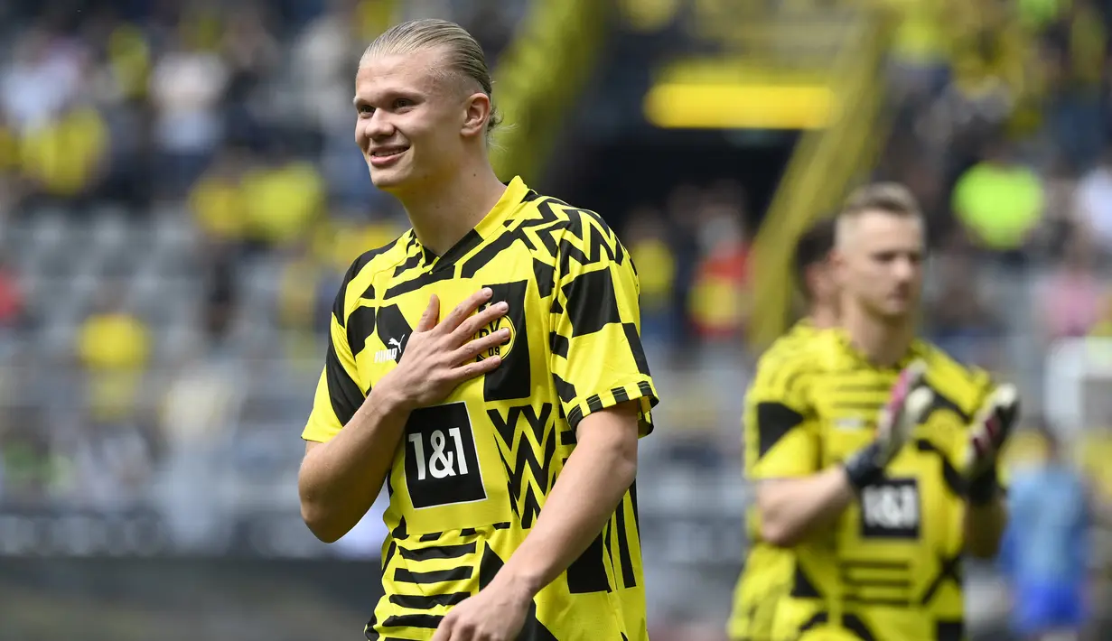 Setelah menjuarai liga Inggris 2021/2022, Manchester City langsung bergerak cepat untuk memperkuat skuatnya guna menghadapi musim depan. Mereka berhasil mendapatkan Erling Haaland dari Borussia Dortmund seharga 60 juta Euro. (AFP/Ina Fassbender)