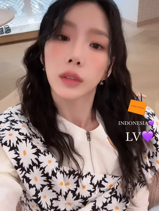 Tampil wajah Taeyeon pun dibuat flawless ala korean look. Mengaplikasikan blush on coral dan lipstik sesuai warna bibir. [@taeyeon_ss]