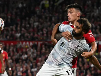 Bek Manchester United, Lisandro Martinez sukses memainkan perannya saat melawan Liverpool dalam pekan ke-3 Premier League 2022/2023 di Old Trafford. (AFP/Paul Ellis)