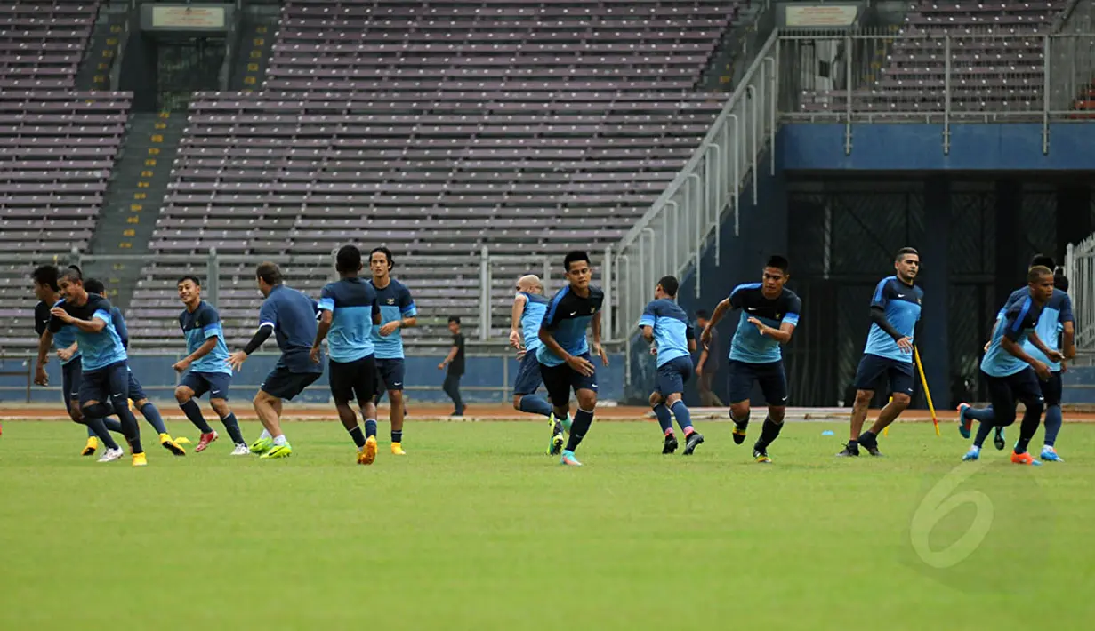 Timnas Senior Indonesia kembali menjalani sesi latihan di Stadion GBK Jakarta, Senin (10/11/2014). (Liputan6.com/Helmi Fithriansyah)