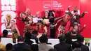 Dan, Piala Dunia 2026 dijadwalkan akan bergulir mulai 11 Juni hingga 19 Juli 2026 mendatang. Ajang empat tahunan ini akan digelar di Amerika Serikat, Kanada, dan Meksiko dengan diikuti 48 negara. Tampak dalam foto, para penari saat tampil pada seremoni gelaran FIFA World Cup Trophy Tour by Coca-Cola di Jakarta International Convention Center (JICC), Senayan, Jakarta, Kamis (22/1/2026). (Bola.com/Abdul Aziz)
