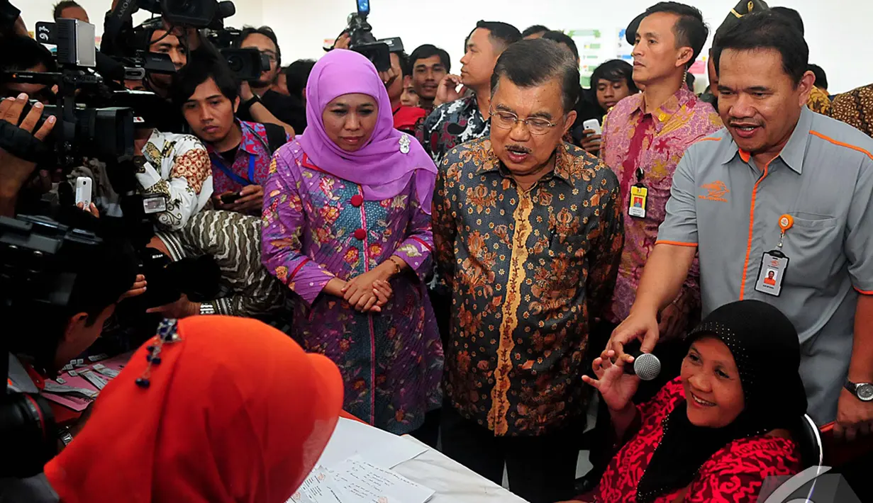 Wakil Presiden Jusuf Kalla meninjau pemberian bantuan Program Simpanan Keluarga Sejahtera (PSKS) di Kantor Pos Rawamangun didampingi Menteri Sosial Khofifah Indar Parawansa, Jakarta, Rabu (19/11/2014). (Liputan6.com/Johan Tallo) 