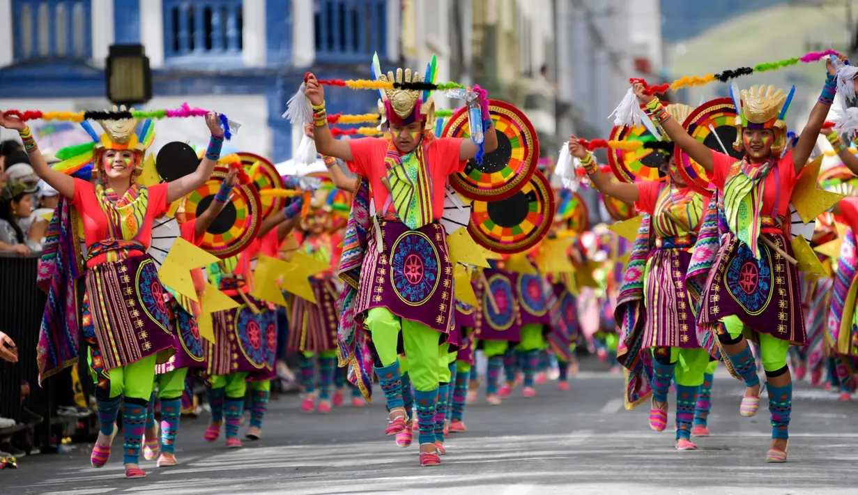 Orang-orang bersuka ria dalam parade "Canto a la Tierra" selama Karnaval Hitam dan Putih di Pasto, Kolombia, Jumat (3/1/2020). Ini juga merupakan Karnaval tertua di Amerika Selatan yang berasal dari zaman penjajahan Spanyol. (Photo by Raul ARBOLEDA / AFP)