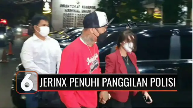 Musisi I Gede Astina atau yang biasa disapa Jerinx, memenuhi panggilan penyidik Polda Metro Jaya. Jerinx diperiksa sebagai tersangka dalam kasus dugaan pengancaman terhadap seorang pegiat media sosial.